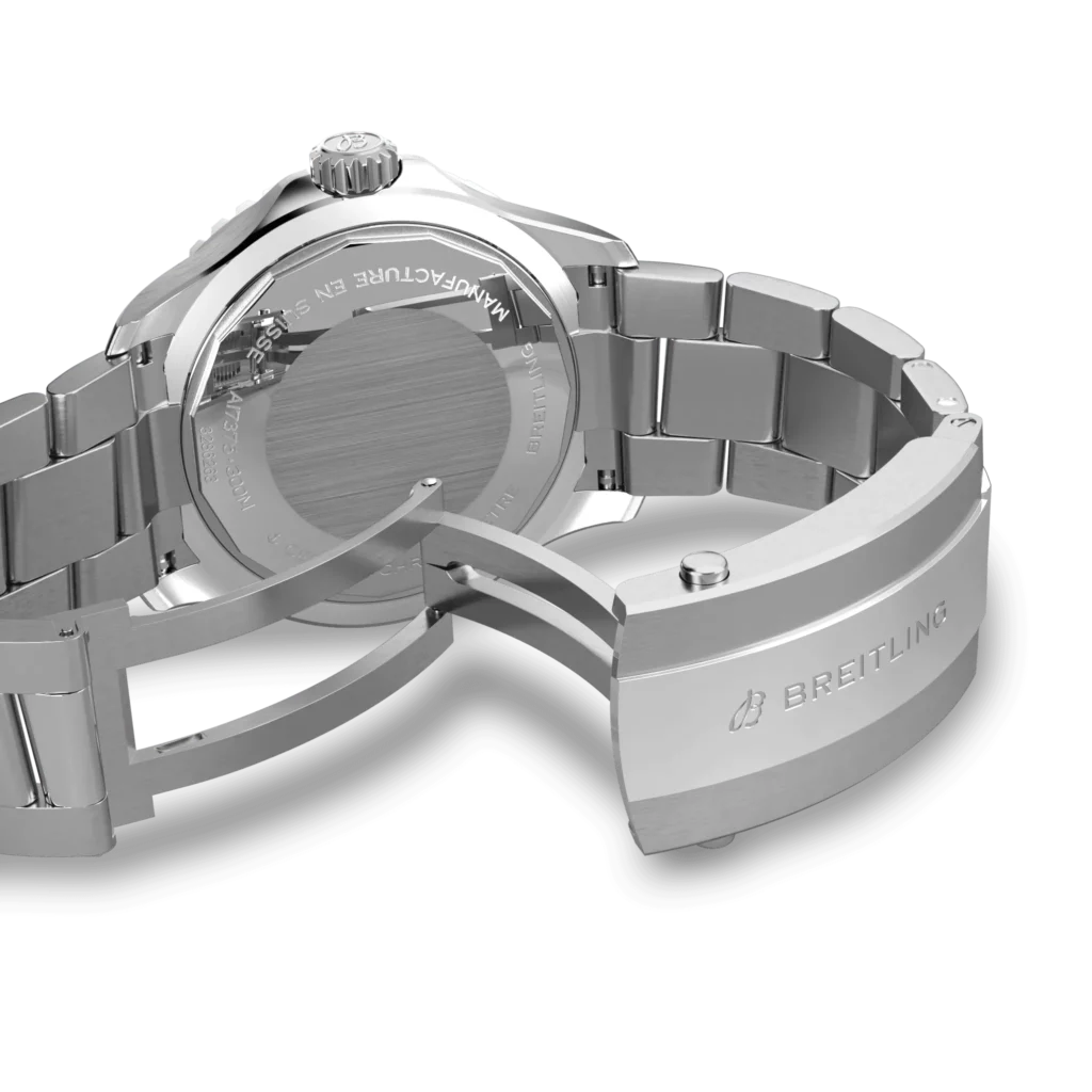 2022-es Breitling Superocean nyomógombbal nyitható csatja.
