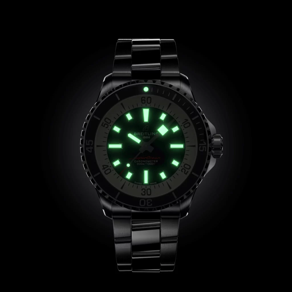 2022-es Breitling Superocean óra sötétben, világító számlappal