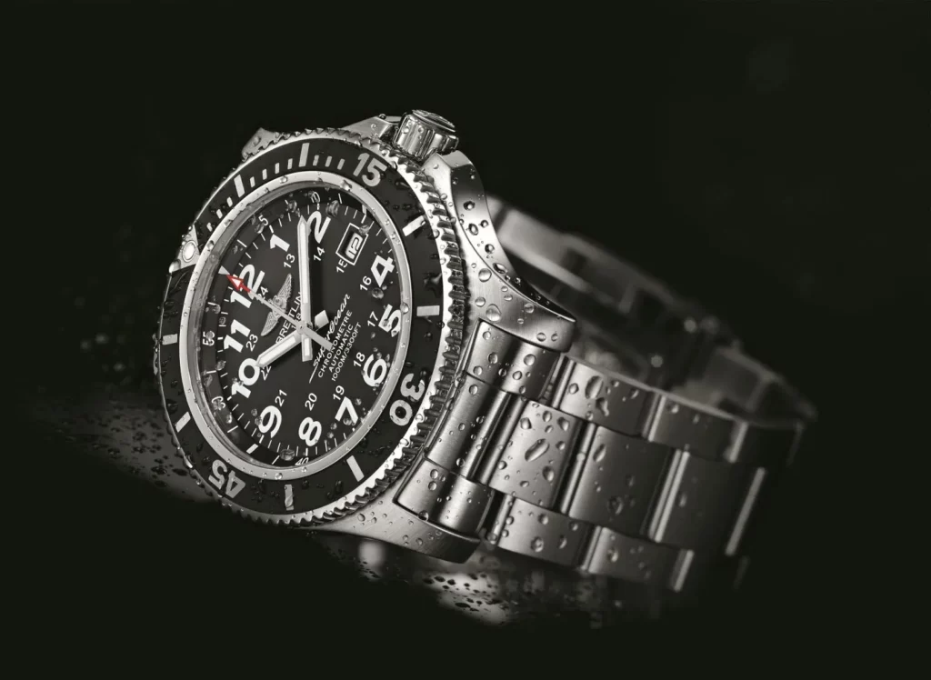 Breitling Superocean II óra, fekete számlappal, vizesen.