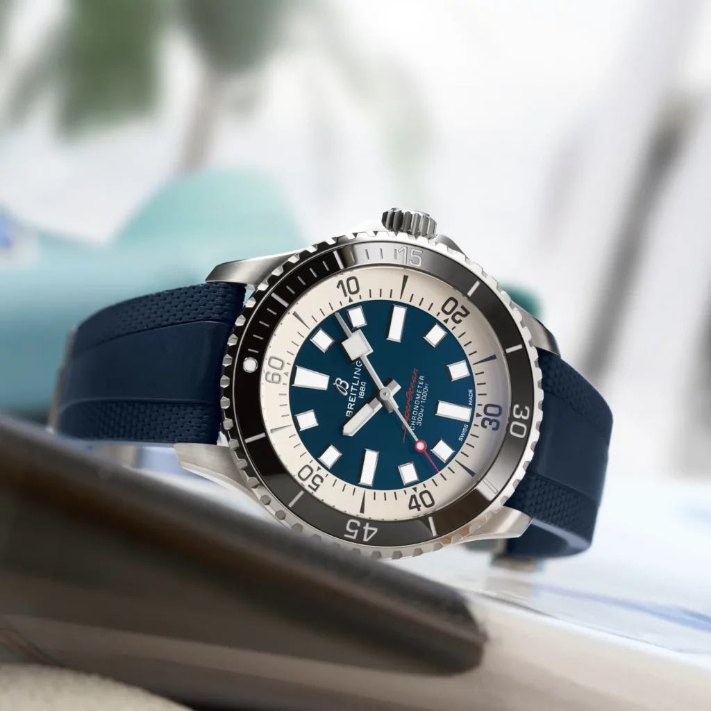 2022-es Breitling Superocean óra, kék színben