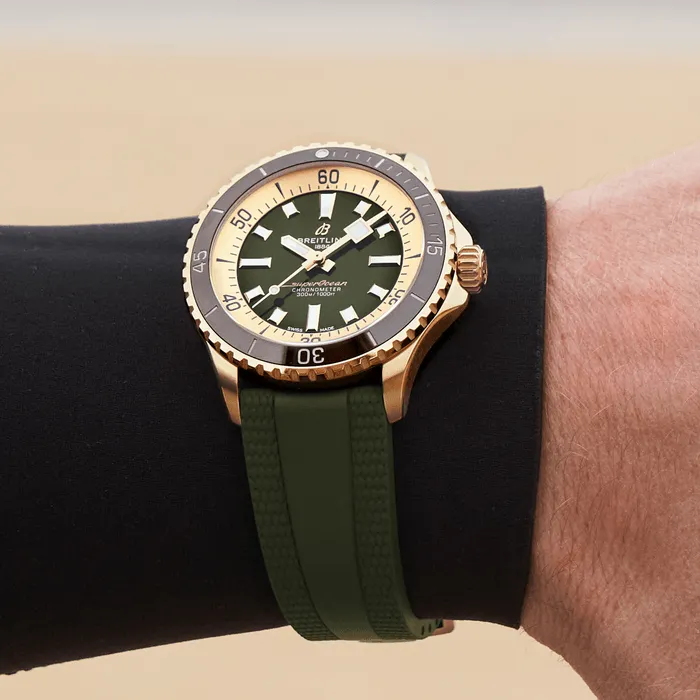 Breitling Superocean óra bronz színben szörfös csuklóján