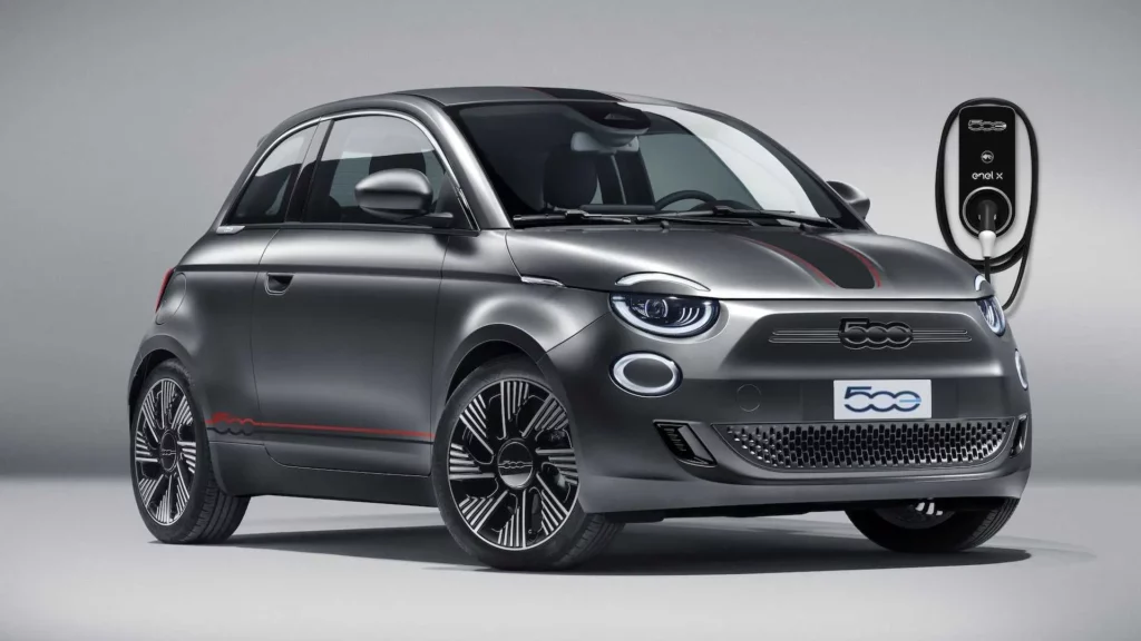 Fekete Fiat 500e stúdióban fotózva