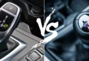 A képen egymás mellé vágva látható egy manuális és egy automata váltókar.