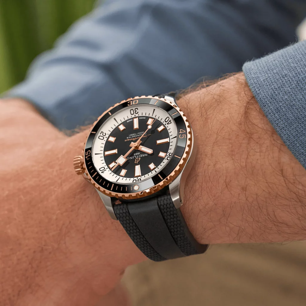 Breitling Superocean óra inget viselő férfi csuklóján