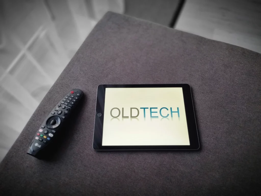 iPad Oldtech logóval szűrke kanapén