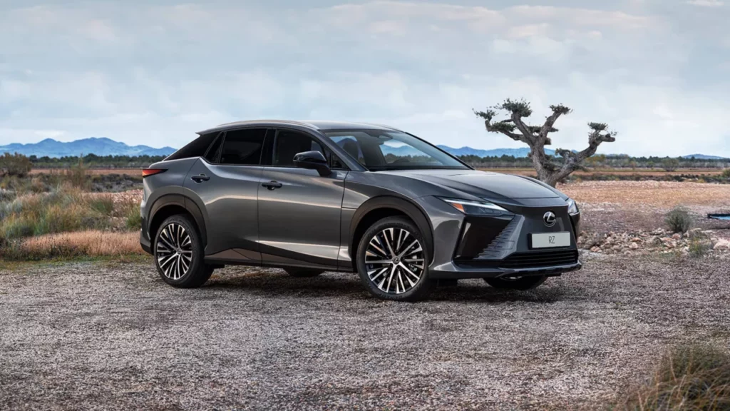 Szürke Lexus RZ 450e sivatagban