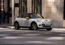 Elektromos Mini Cooper SE városi forgalomban