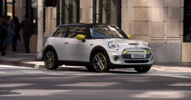 Elektromos Mini Cooper SE városi forgalomban