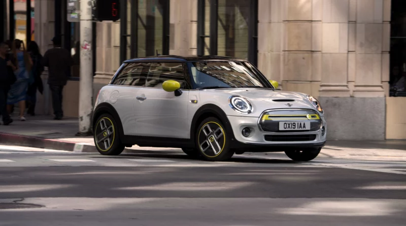 Elektromos Mini Cooper SE városi forgalomban