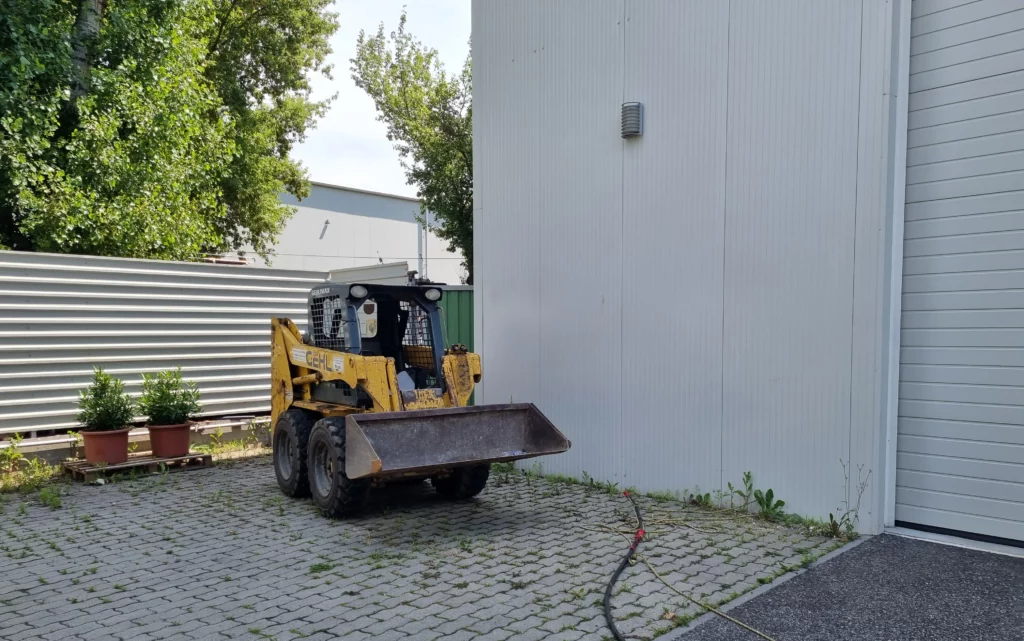 Buldózer, amint tápkábelt húz be kábelvezető csatornába