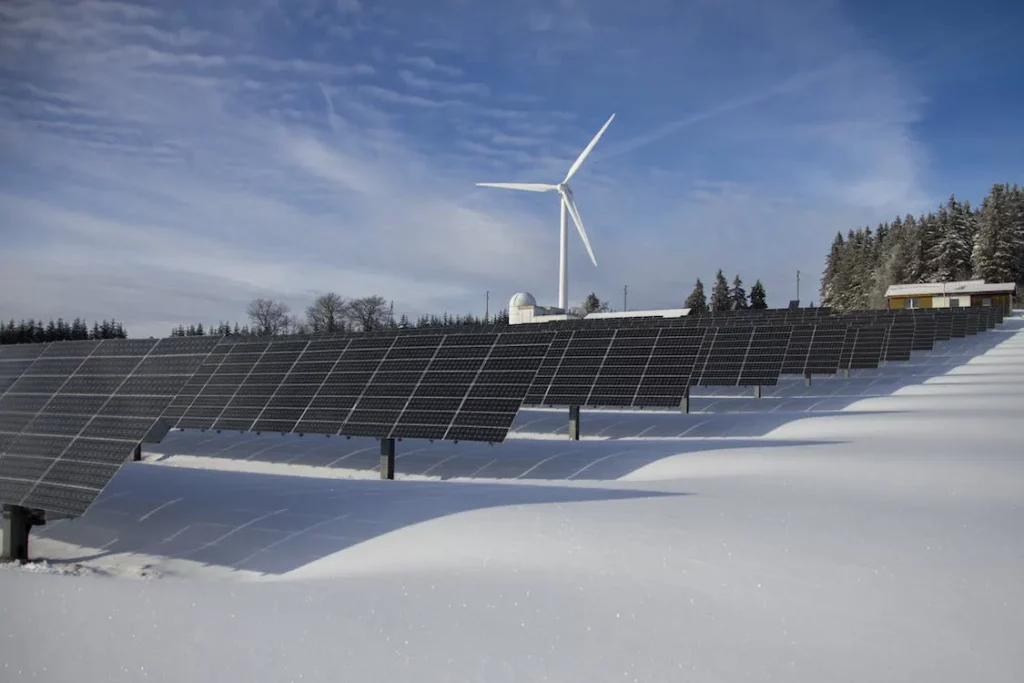 Napenergia - napelemek és szélturbina havas környezetben