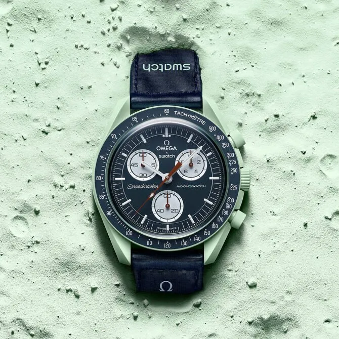 Swatch Omega - Mission to Earth- a MoonSwatch mentazöld és kék színű, Föld tematikájú verziója