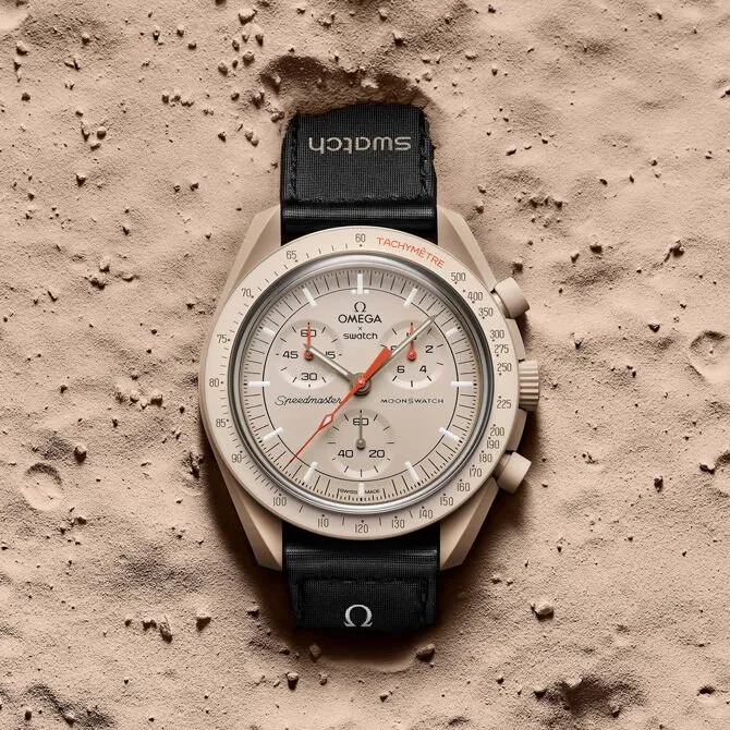 Swatch Omega - Mission to Jupiter - a MoonSwatch homokszínű, Jupiter tematikájú verziója