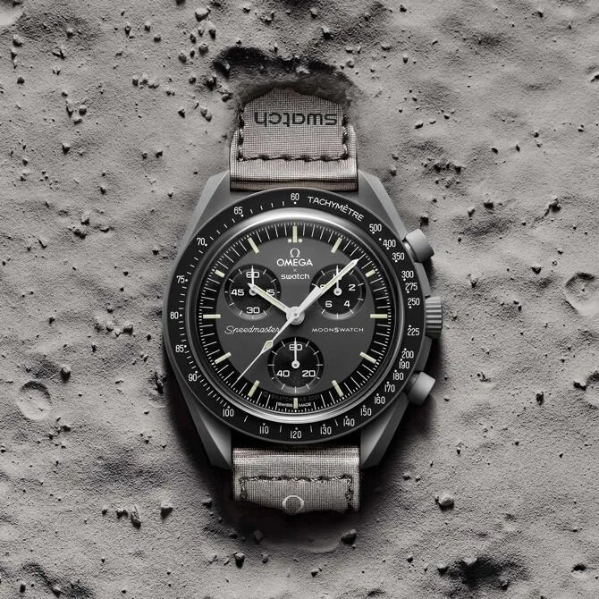 Swatch Omega - Mission to Mercury - a MoonSwatch szürke színű, Merkúr tematikájú verziója