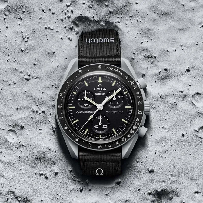 Swatch Omega - Mission to Moon - a MoonSwatch Hold tematikájú verziója, az eredeti Omega Speedmaster Moonwatch tiszteletére