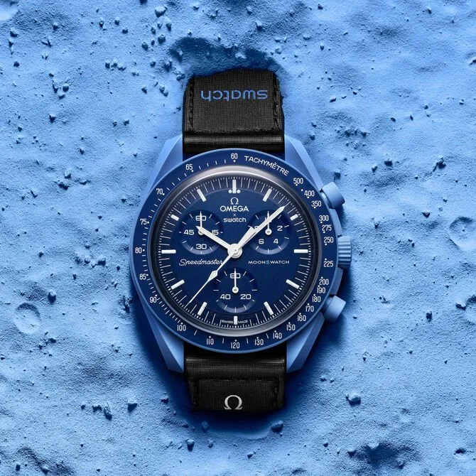 Swatch Omega - Mission to Neptun - a MoonSwatch kék színű, Neptunusz tematikájú verziója