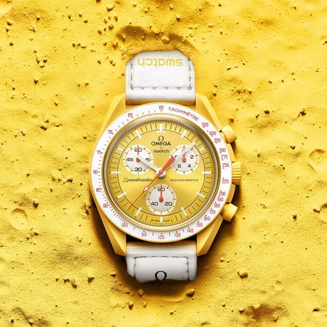 Swatch Omega - Mission to Sun - a MoonSwatch sárga, fehér színű, Nap tematikájú verziója
