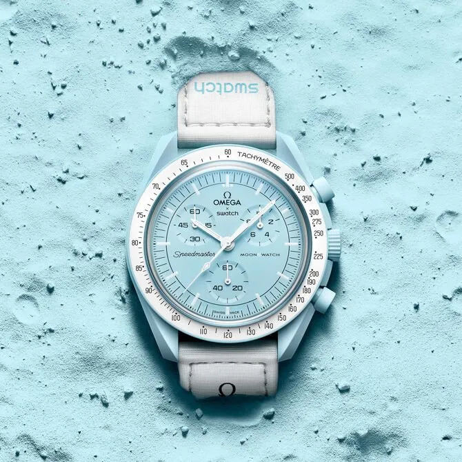 Swatch Omega - Mission to Uranus - a MoonSwatch halvány türkiz színű, Uránusz tematikájú verziója, leginkább hölgyek számára