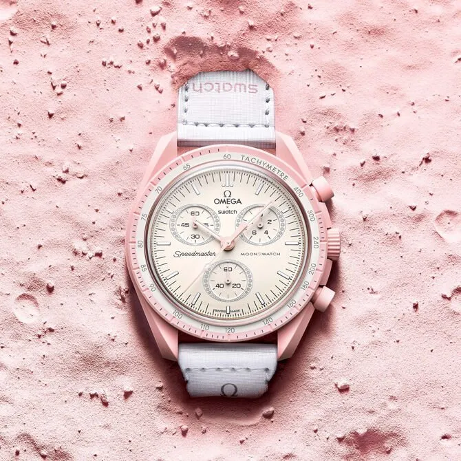Swatch Omega - Mission to Venus- a MoonSwatch rózsaszínű, Vénusz tematikájú verziója, főleg hölgyeknek számára