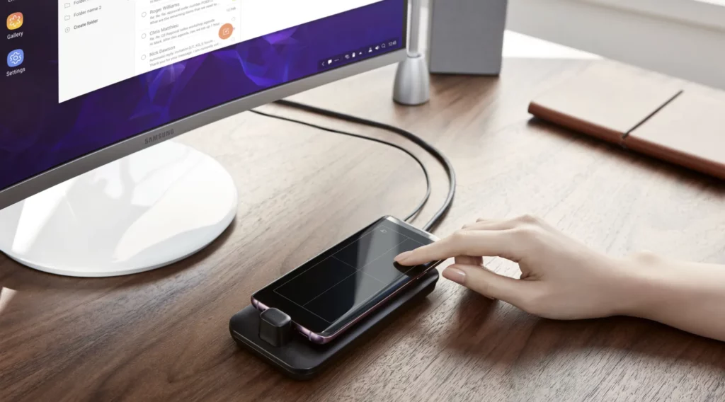Fekete Samsung telefon DEX kapcsolattal