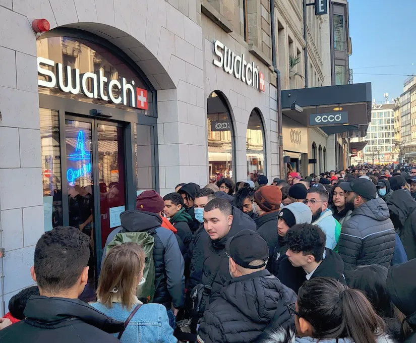 Óriási tömeg a Swatch boltok előtt.