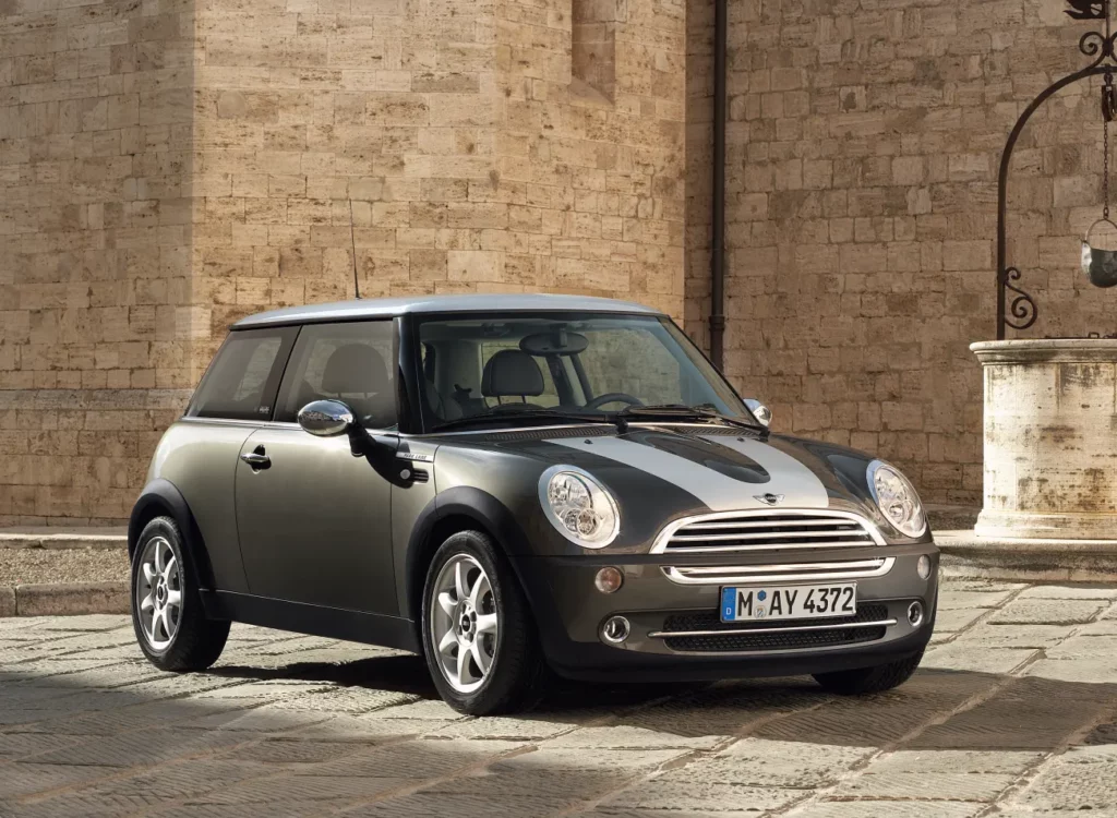 2005-ös Mini Cooper versenycsíkokkal.