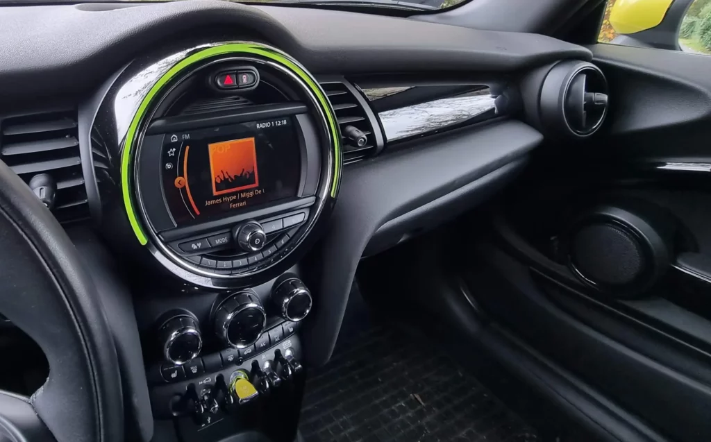 Mini Cooper SE középkonzol