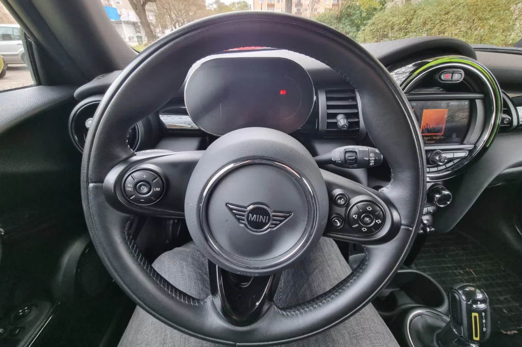Mini Cooper SE kormány
