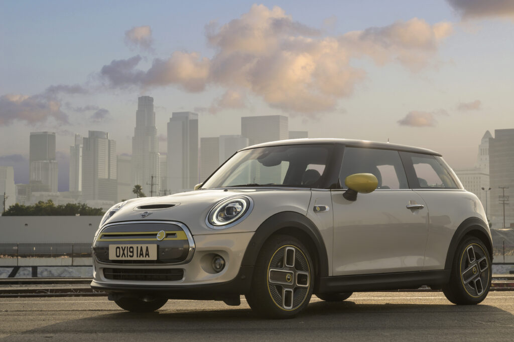 Mini Cooper SE nagyváros előtt