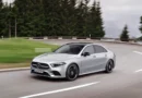 Szürke Mercedes Benz A osztály szeli az utakat