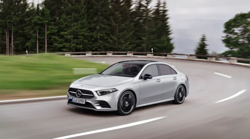 Szürke Mercedes Benz A osztály szeli az utakat