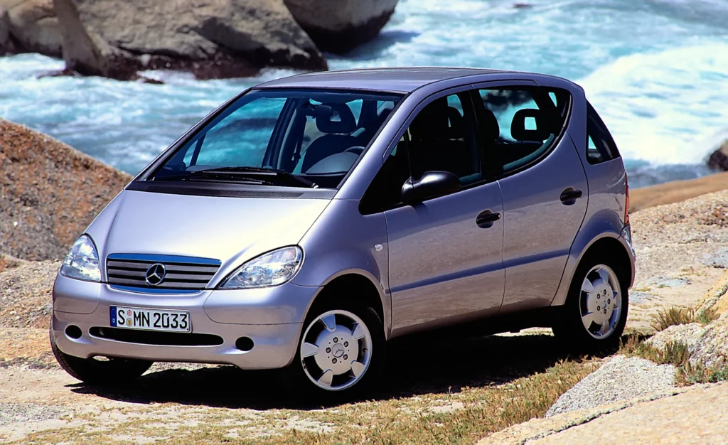Ezüstmetál színű, első generációs Mercedes A osztály a tengerparton