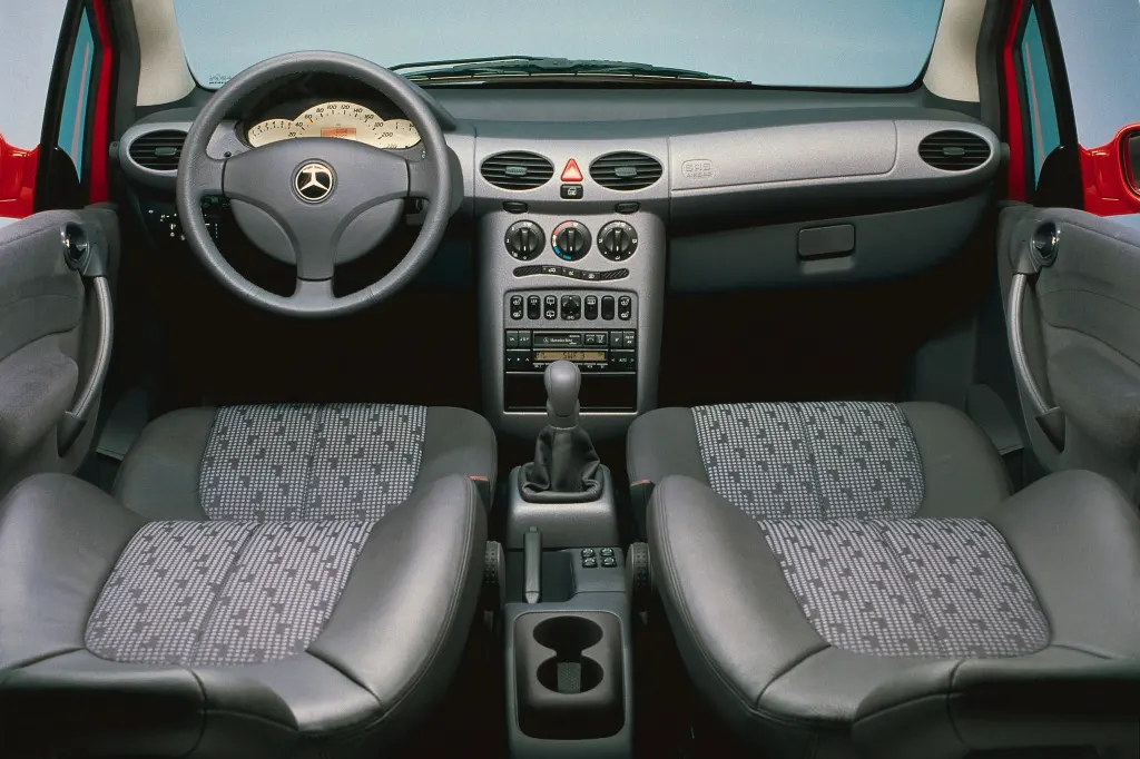 Első generációs Mercedes A osztály belseje