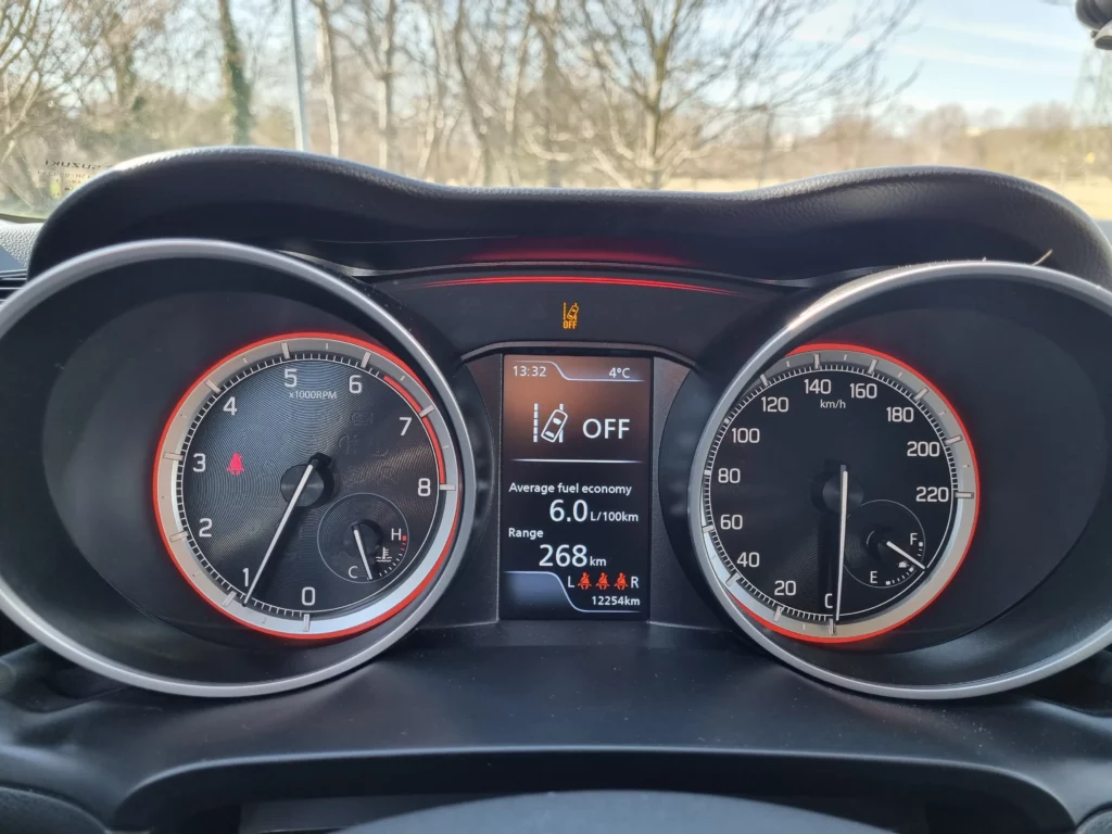 Suzuki Swift óracsoportja, rajta a hosszútávú átlagfogyasztással, ami 6 liter