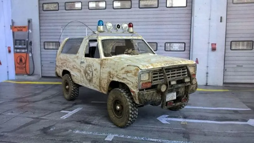 Csupa sár Dodge Ram Charger, mint minden idők egyik legjobb autója
