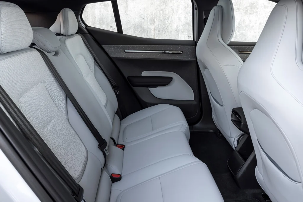 A Volvo EX30 hátsó üléssora, fehér kárpittal
