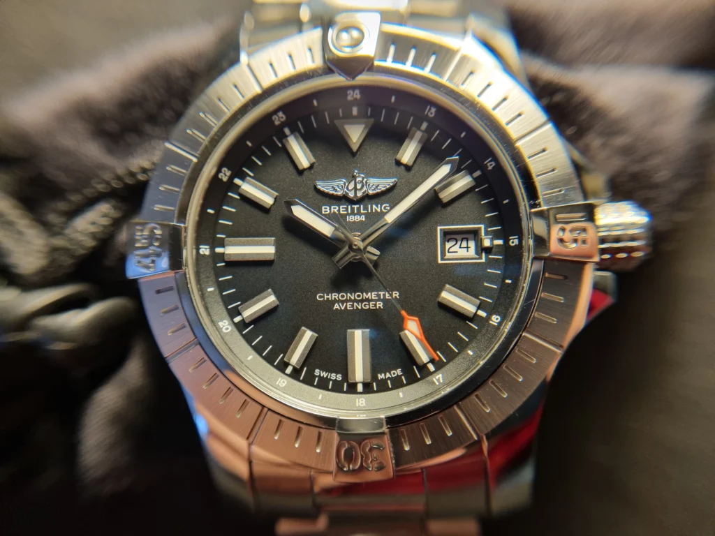 Breitling Avenger 43 fekete számlapja szemből