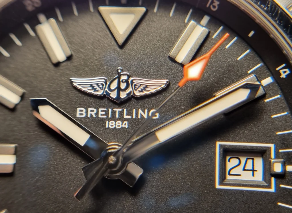 Breitling Avenger 43 fekete számlapja közelről