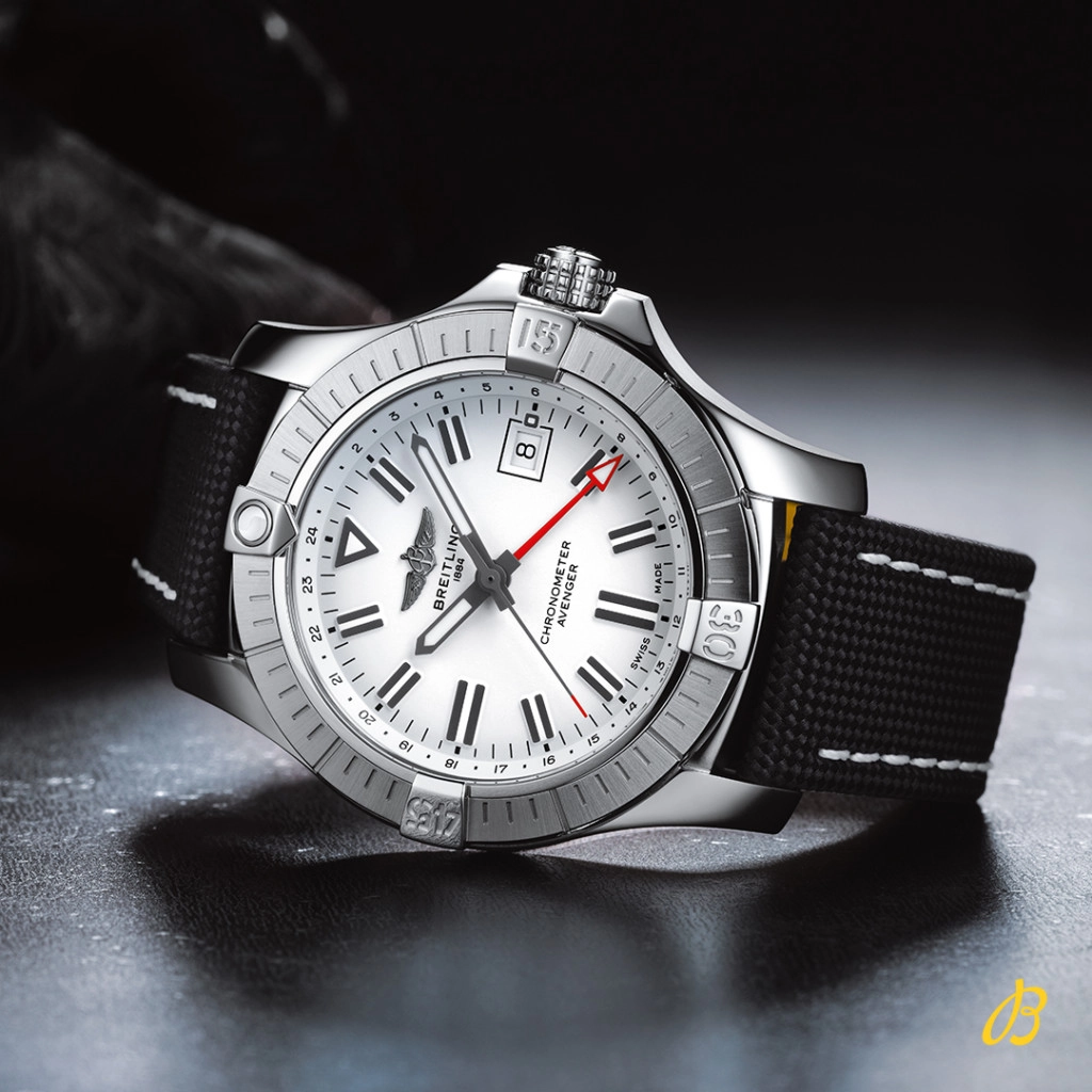 Breitling Avenger 43 GMT fehér óra