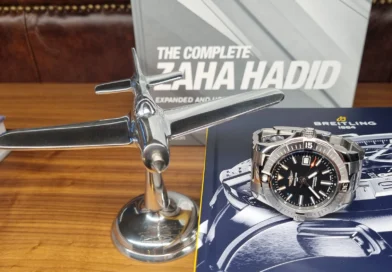 Breitling Avenger könyvek és makettek között.