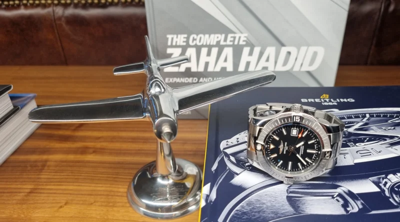 Breitling Avenger könyvek és makettek között.