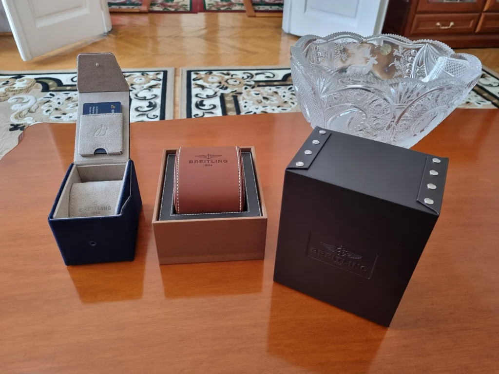 A Breitling új, apró, kék doboza, és mellette a régi bőr doboz.