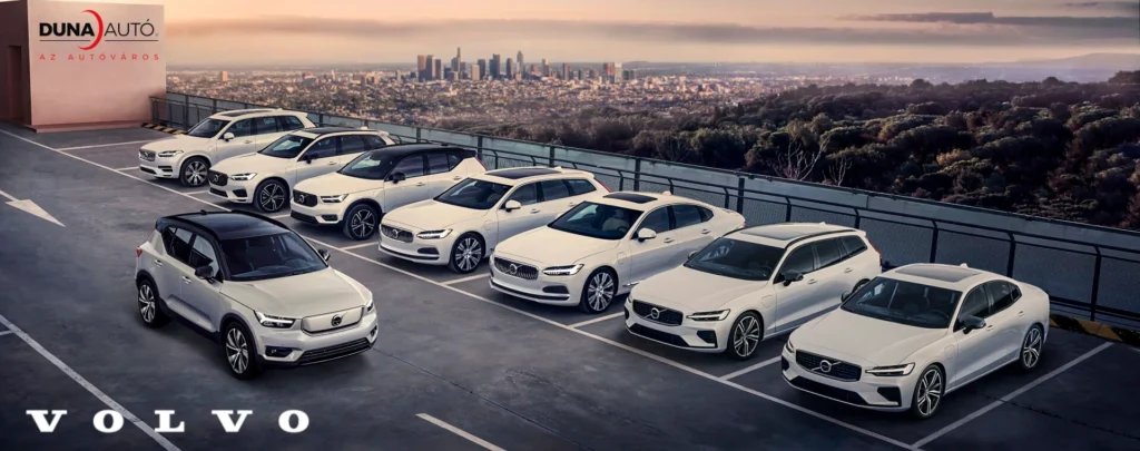Fehér színű Volvo autók egy tetőparkolóban