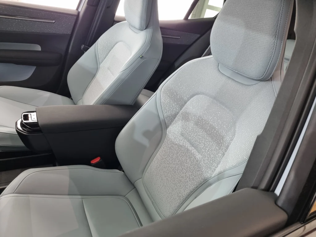 Volvo EX30 első ülés világosszürke kivitelben.