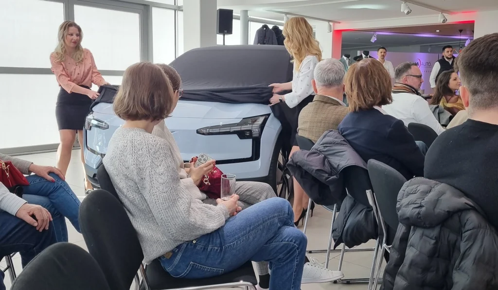 Egy szürke Volvo EX30-at leplez le két modell