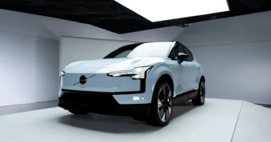 Szürke Volvo EX30 egy stúdióban fotózva
