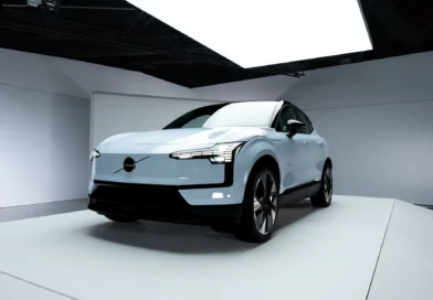 Szürke Volvo EX30 egy stúdióban fotózva