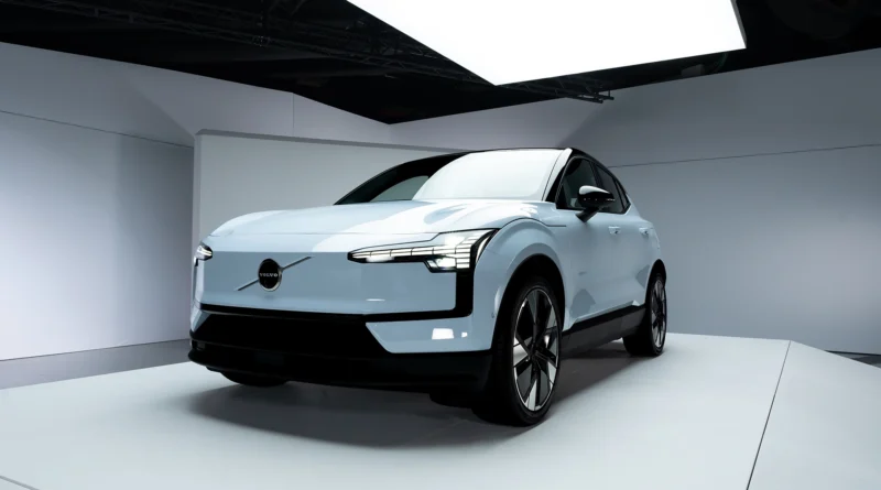 Szürke Volvo EX30 egy stúdióban fotózva